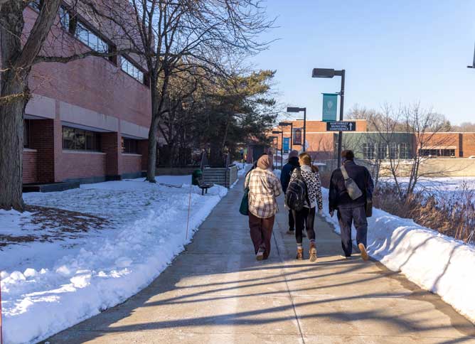 Students walking to class at the Des Plaines Campus